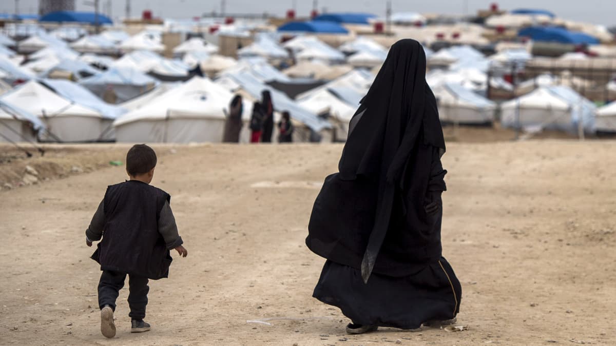 Tuntematon nainen ja lapsi kuvattuna al-Holin leirillä Syyriassa helmikuussa 2019. 