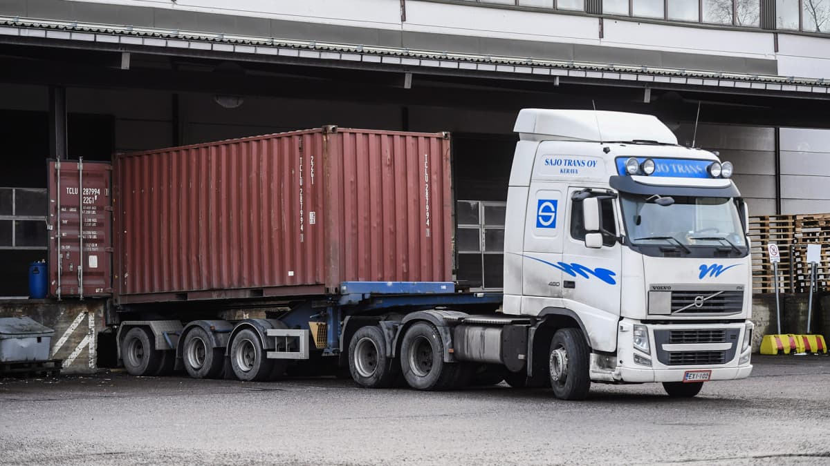 Kuorma-auto, joka kuljetti tunkeutujia kiinnostaneen merikontin Algol-teollisuusyhtiön kemikaalivarastolle kuvattuna Espoossa 17. joulukuuta. 