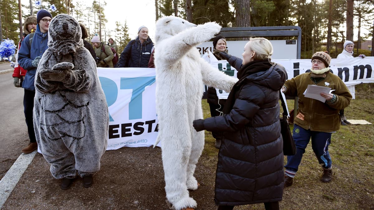 sisäministeri Maria Ohisalo tervehti Elokapinan aktivisteja, jotka osoittivat mieltään 3. helmikuuta 2020 Helsingissä Vuosaaren Hotel Rantapuistolla, jossa hallituspuolueet kokoontuivat yhteiseen ilmastokokoukseen.