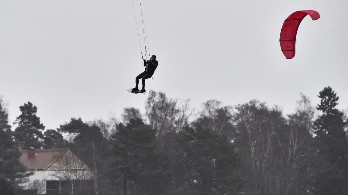 Leijalautailua kovassa tuulessa Lauttasaaren edustalla Helsingissä 22. helmikuuta.