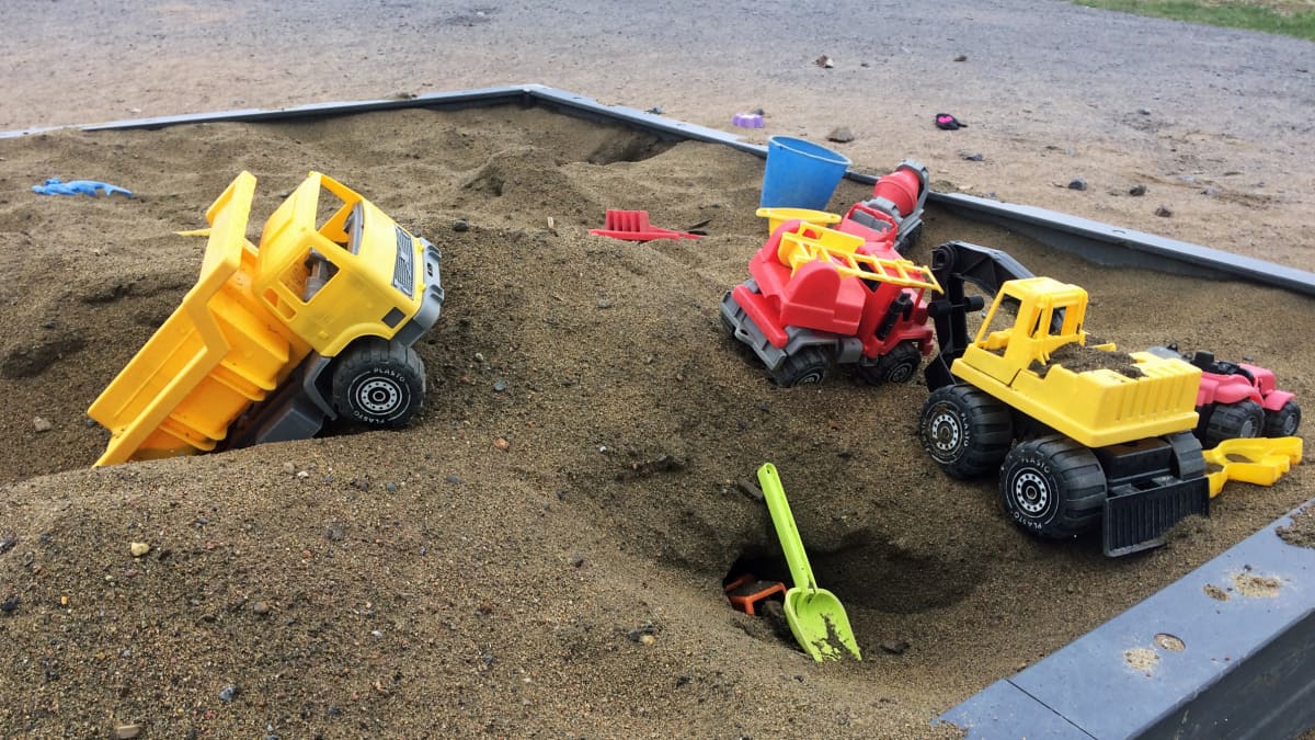 Lasten leluja hiekkalaatikolla