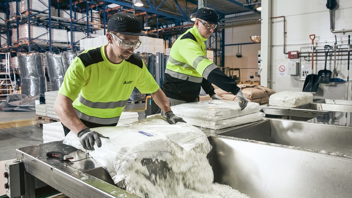 Miehiä työskentelemässä Ahlström-Munksjön Tampereen tehtaalla.