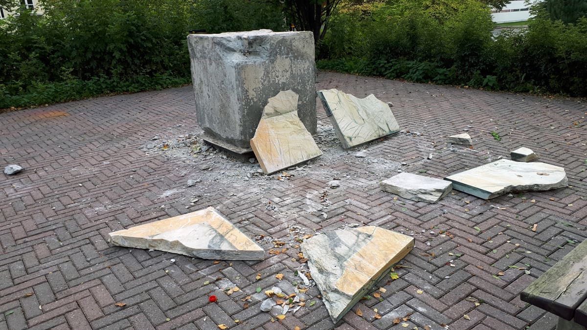 Tuhottu  Astemittauksen muistomerkki Torniossa.