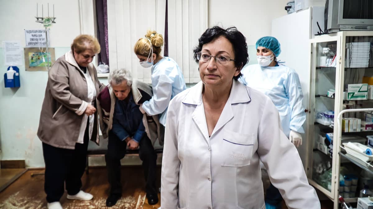 Infektiolääkäri Malvina Badaljan on elämänsä haasteen edessä. Vuoristo-Karabahin lääkäreistä suuri osa on saanut koronavirustartunnan, hän myöntää.