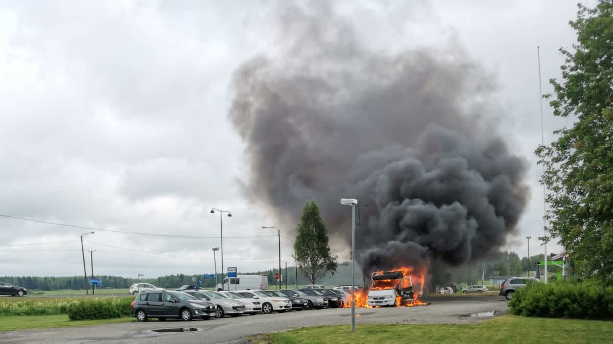 Matkailuauto palaa autoliikkeen pihalla Tervolassa. Tuli on levimässä myös muihin autoihin.