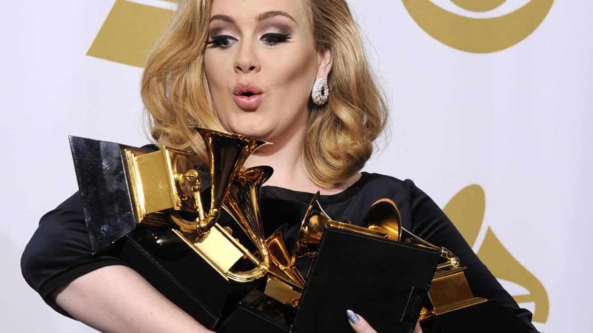 Adele lukuisine Grammyineen.