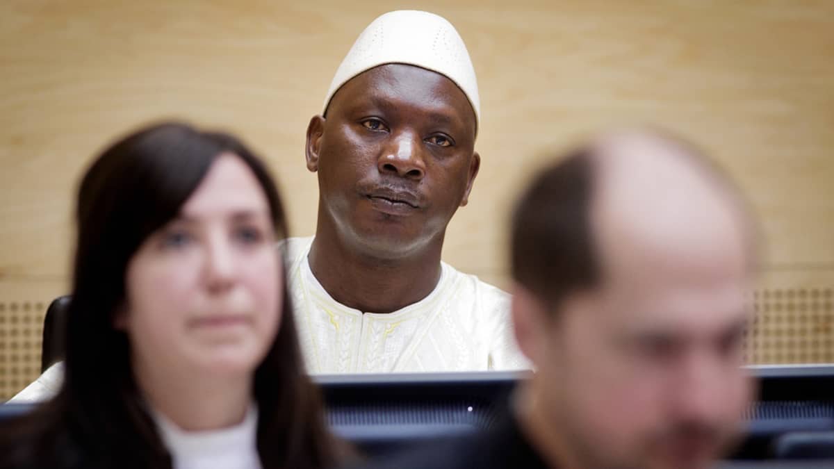 Thomas Lubanga (kesk.) Haagin kansainvälisessä rikostuomioistuimessa 14. maaliskuuta 2012.