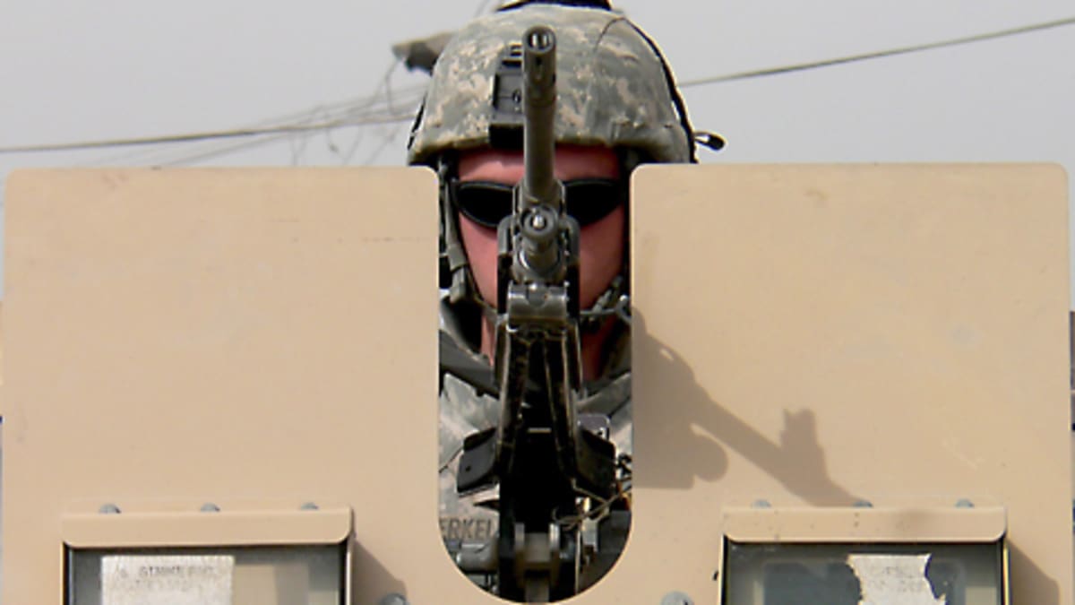 sotilas valvoi pommi-iskupaikkaa Humvee-ajoneuvossa