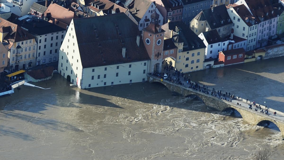 Ilmakuva Regensburgin vanhasta kaupungista, jossa tulvavesi on vallannut kadut.