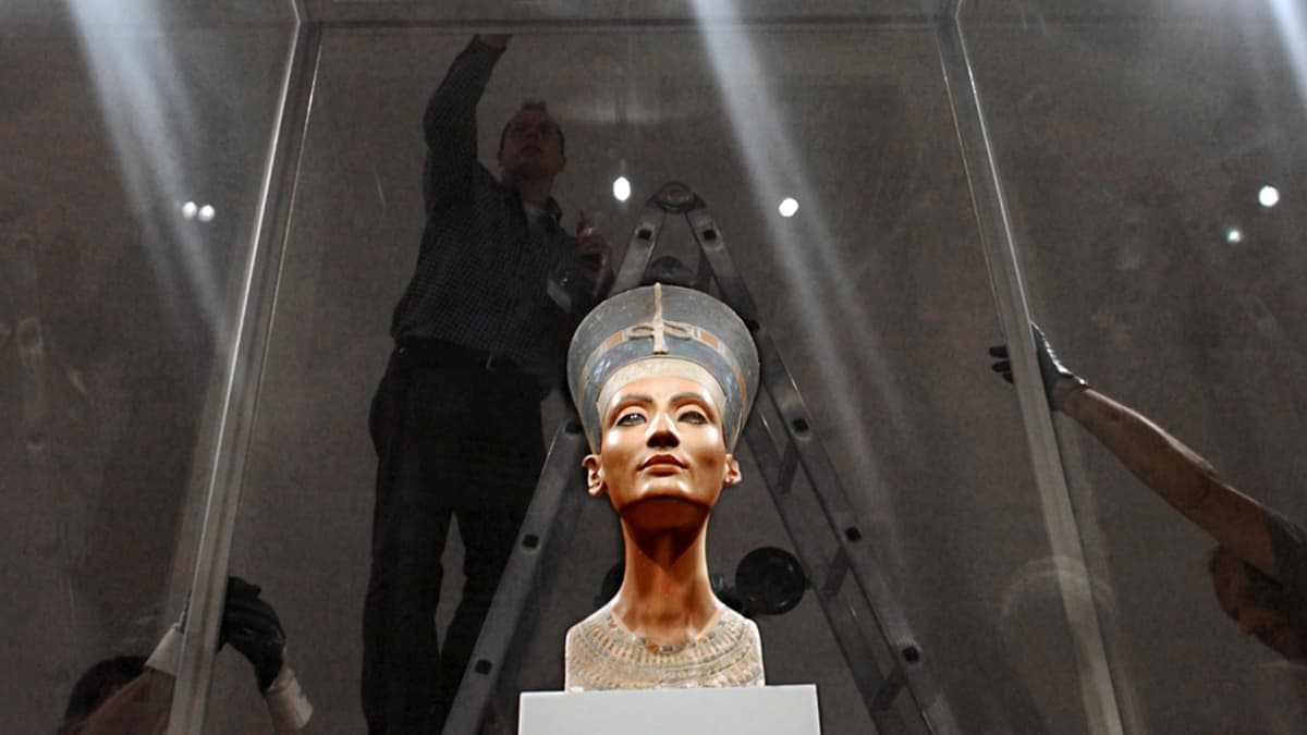 Kuningatar Nefertitin rintakuva on esillä Berliinin Neues Museumissa Saksassa.
