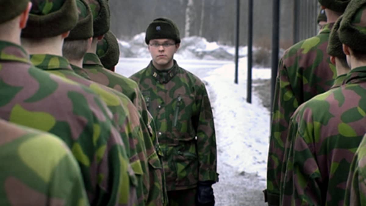 Alokkaita jonossa Riihimäen varuskunnan pihalla.