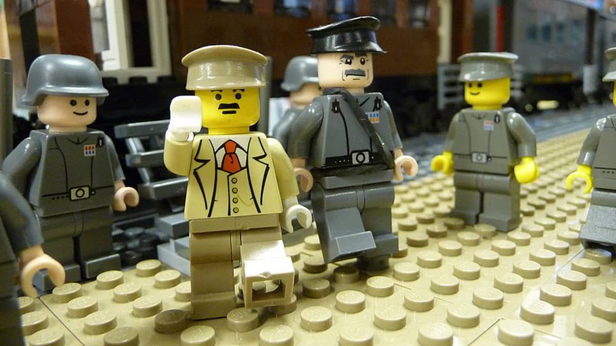 Ismo Aavaharjun Lego-rakennelma mallintaa Adolf Hitlerin Suomen vierailun tarkasti.