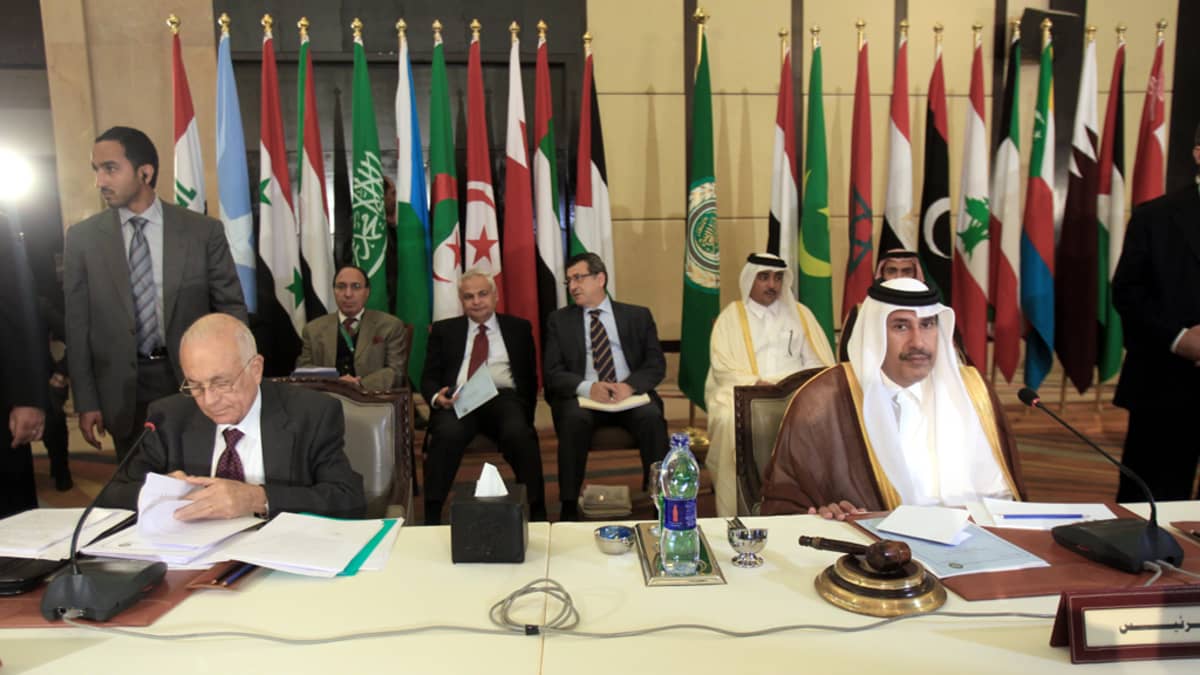Arabiliiton pääsihteeri Nabil Alabi (vas.) ja Qatarin ulkoministeri Hamad bin Jasim osallistuivat ulkoministeriön hätäkokoukseen torstaina.