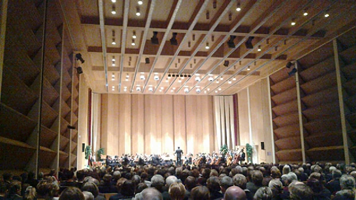 Kuvassa yleisöä ja Kokkolan orkesteri 6.12.2011 Snellman-salilla järjestetyssä itsenäisyyspäivän konsertissa