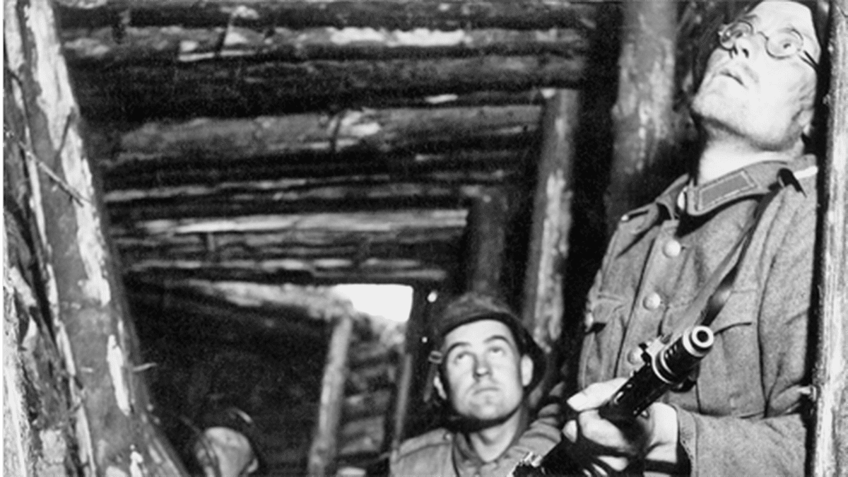 Kolme suomalaista sotilasta asemissa korsun ovella. Kuva on jatkosodan ajalta  v.1944.