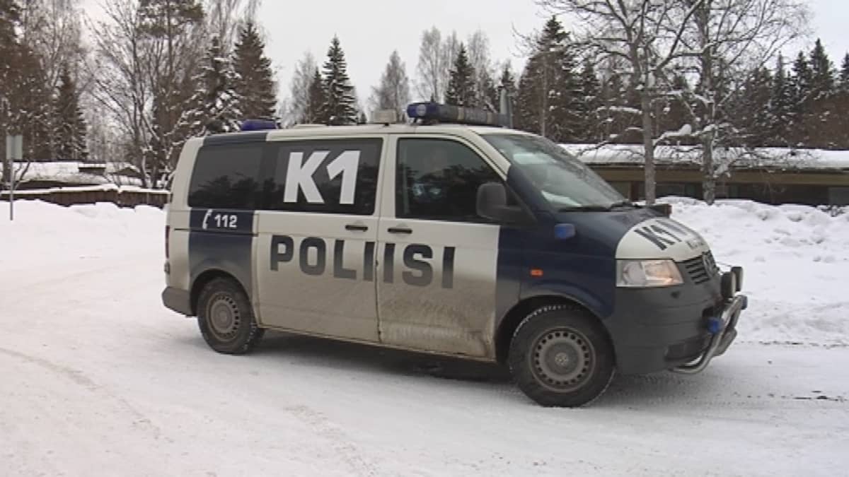 Poliisiauto omakotitaloalueella Varkaudessa.