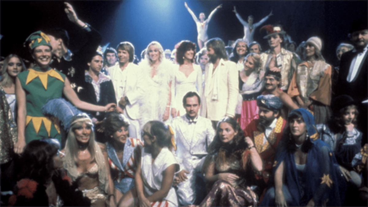 ABBA ihmisten ympäröiminä Super Trouper -singlen kuvauksissa