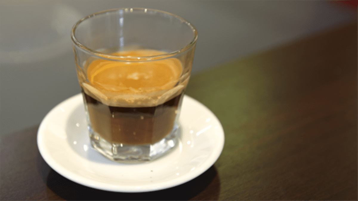 Espresso-kahvia lasissa.