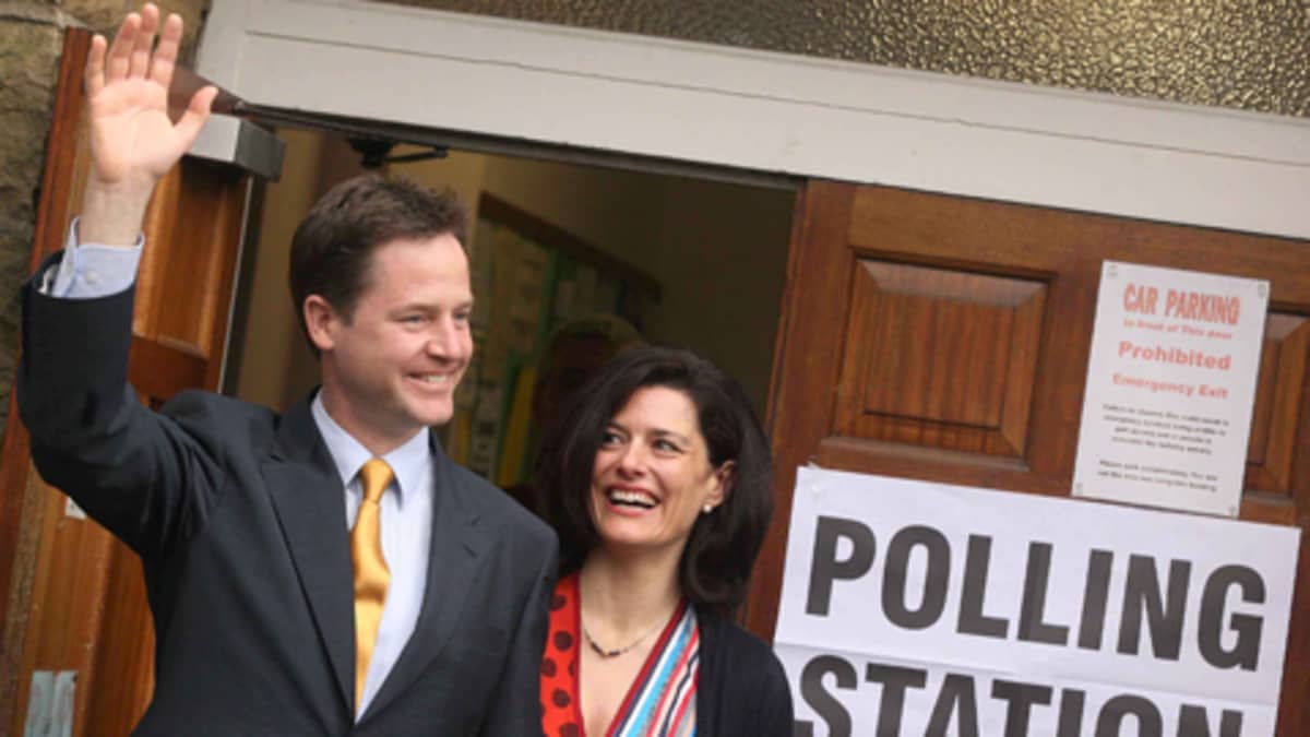 Britannian Liberaalidemokraattien Nick Clegg ja hänen vaimonsa Miriam Conzalez Durantez.