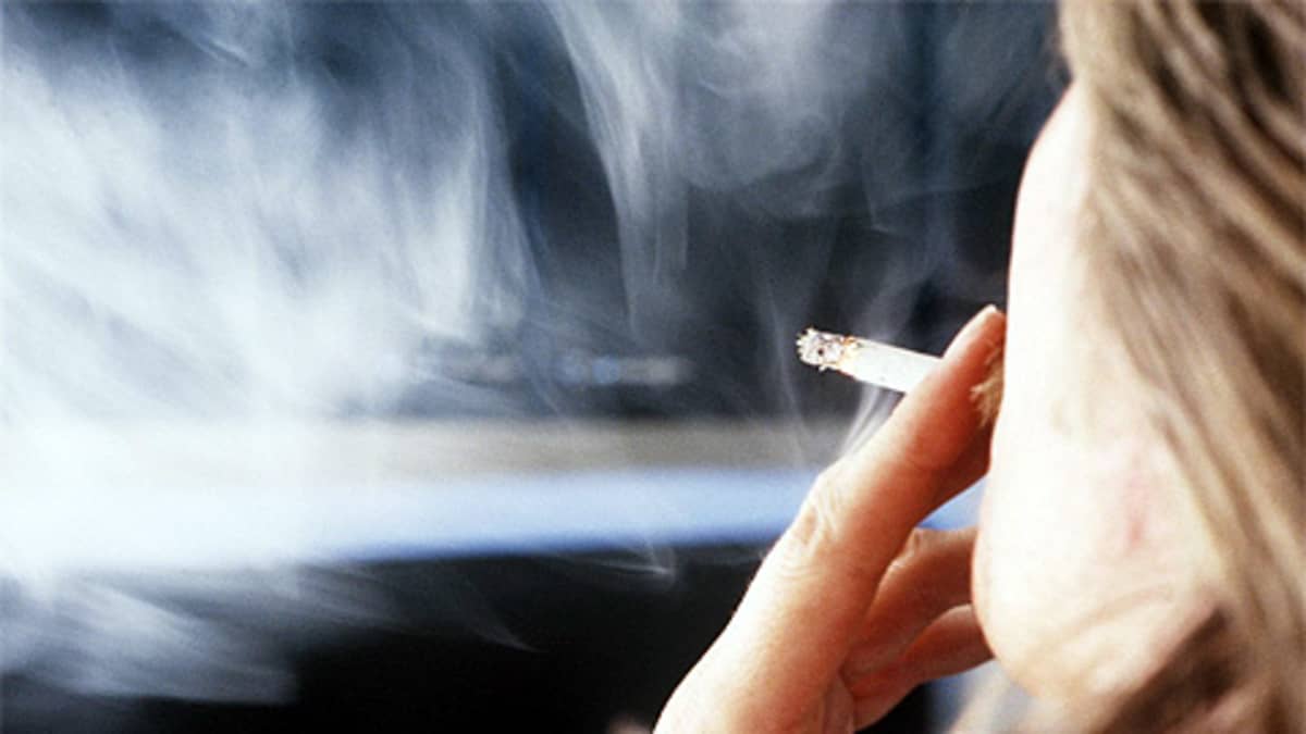 tupakkaa poltetaan, paljon savua