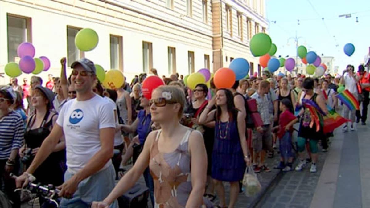 Helsinki Pride -kulkuetta