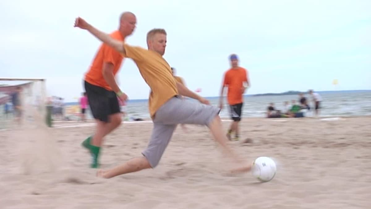 Vauhdikasta rantajalkapalloa Yyteri BeachFutiksessa 2010.