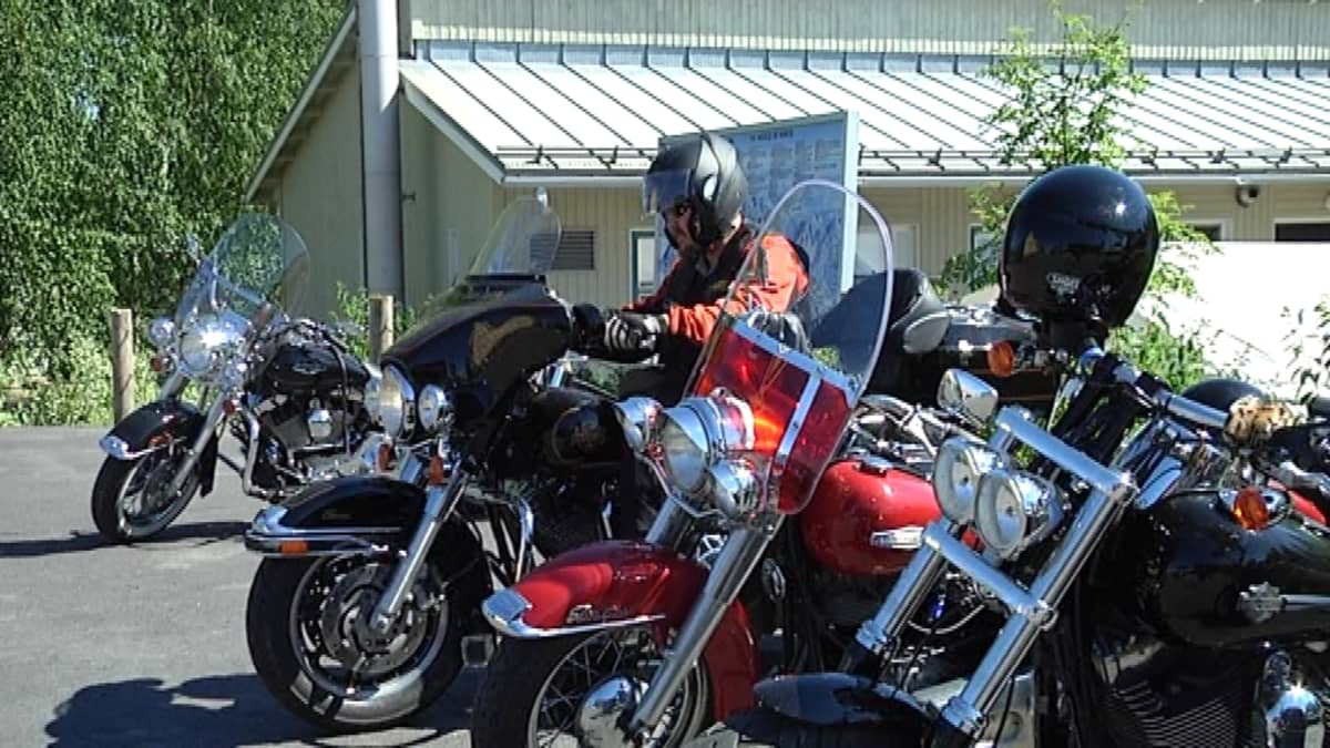 Harley Davidson -moottoripyöriä.