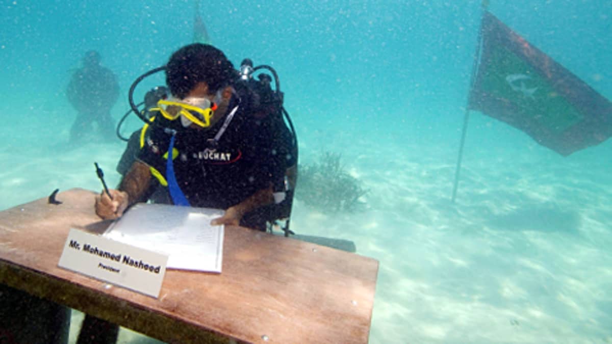 Malediivien hallitus pitää kokousta veden alla.
