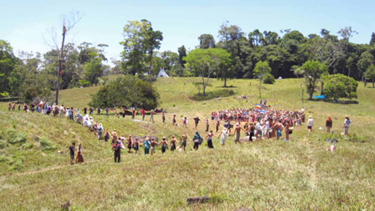 Rainbow World Gathering -tapahtumaan osallistuvat leiriläiset tanssivat Costa Ricassa vuonna 2004.