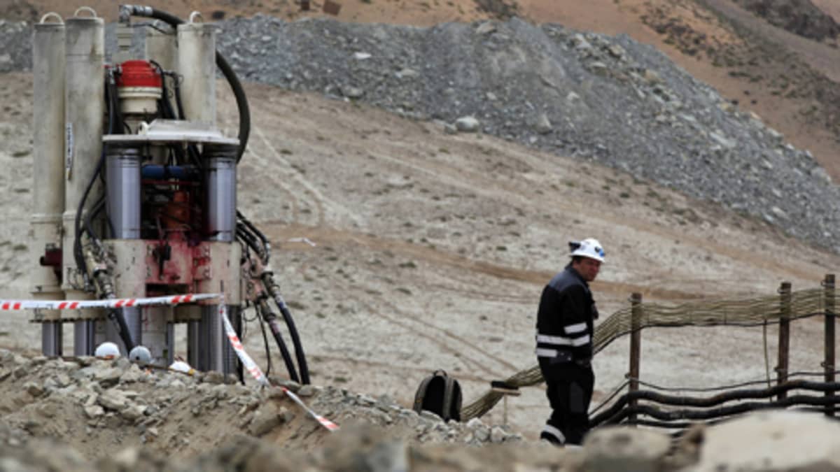 Työntekijä kävelee San Josen kaivosalueella.