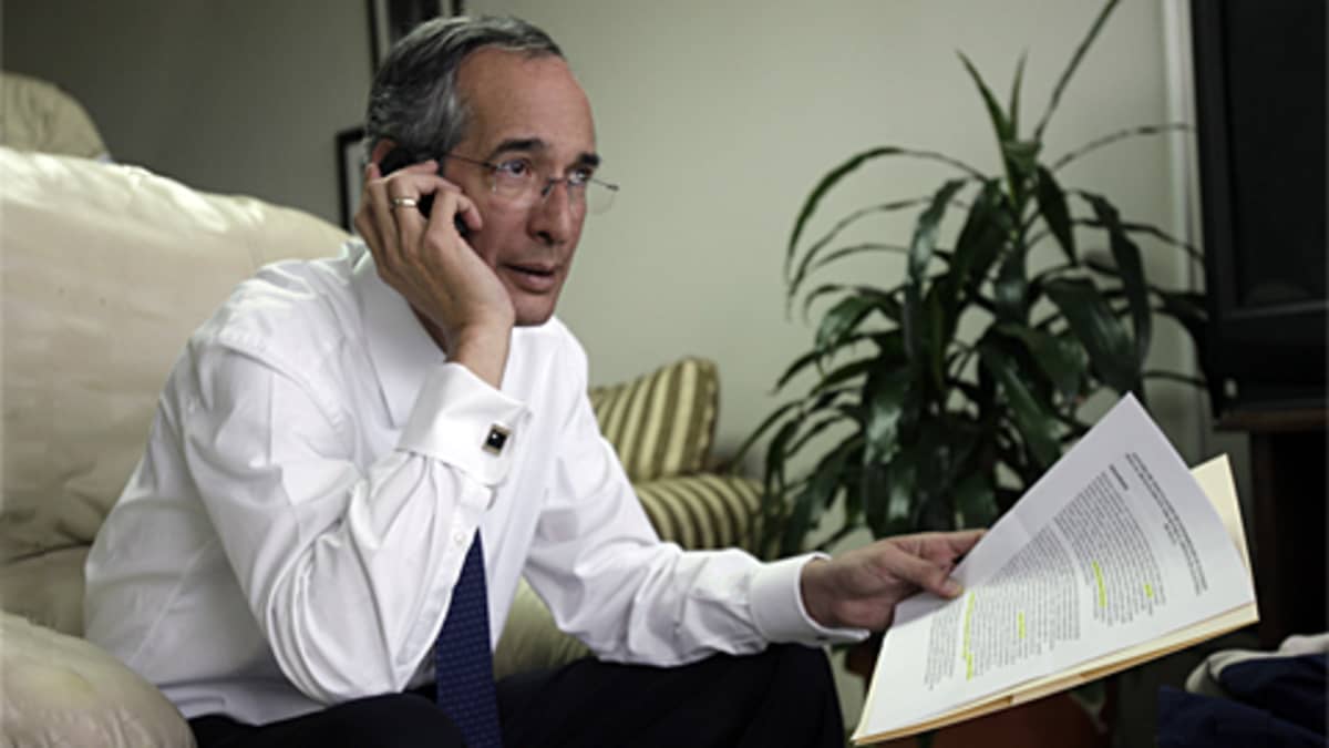 Guatemalan presidentti puhuu puhelimessa