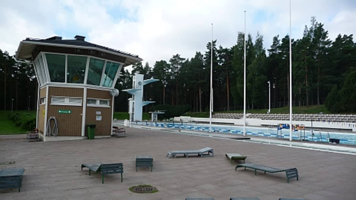 Uimavalvontatorni ja uimallas Porin maauimalassa.