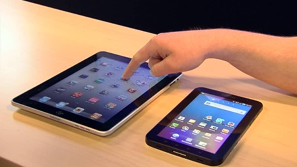 Applen iPad ja Samsungin Galaxy tablet-tietokoneetvierekkäin.