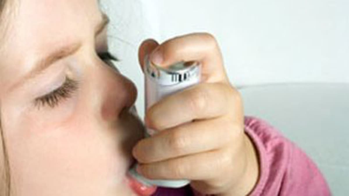 Lapsi käyttää astmapiippua