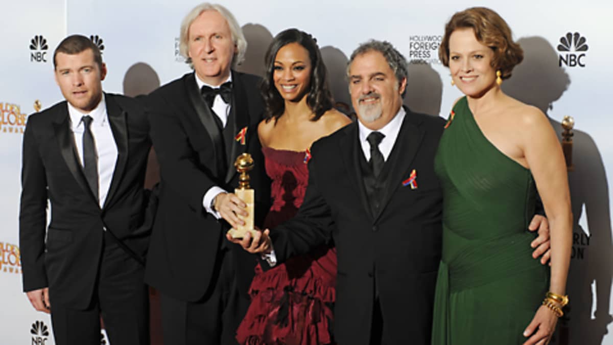Sam Worthington, ohjaaja James Cameron, Zoe Saldana, tuottaja Jon Landau ja Sigourney Weaver poseeraavat Golden Globe -pystin kanssa.