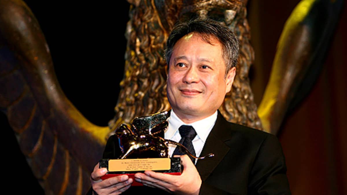 Ang Lee voitettuaan Kultaisen leijonan elokuvastaan Lust, caution Venetsian filmifestivaaleilla 8. syyskuuta 2007.