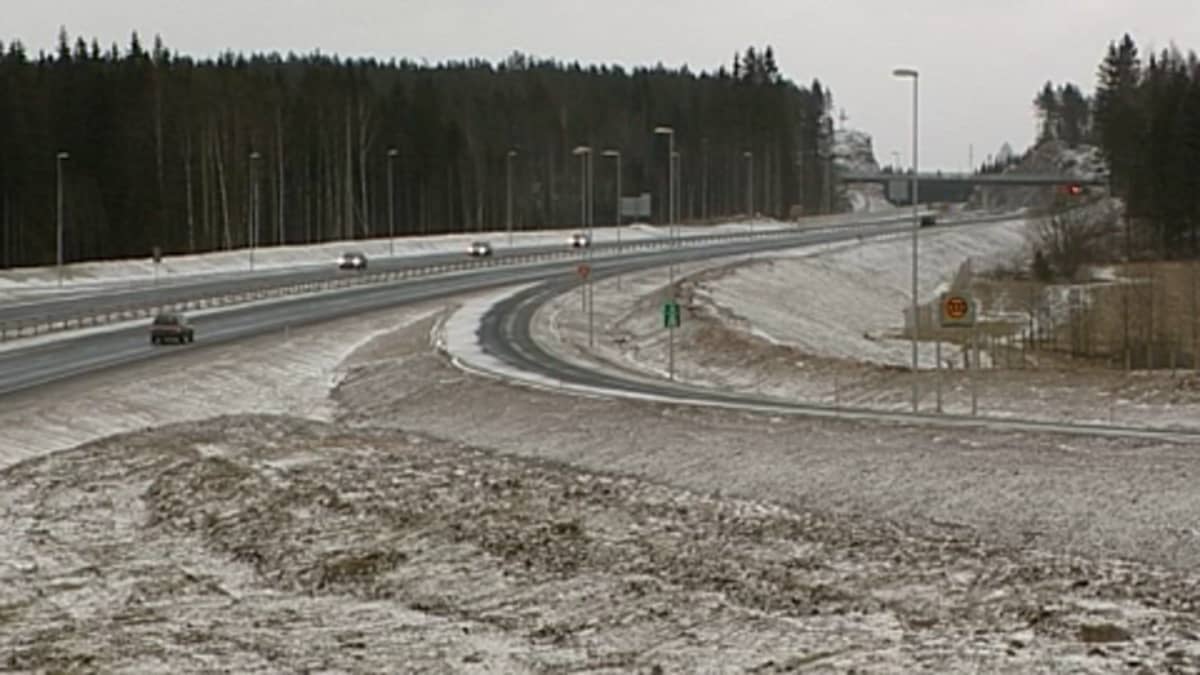 Turun moottoritielle johtava liittymä. Hieman lunta maassa.