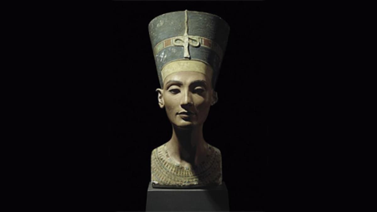 Nefertitin rintakuva Altes Museumin kokoelmassa.
