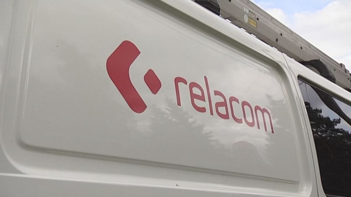 Relacom-yhtiön pakettiauton kyljessä on yhtiön punainen logo ja nimi.