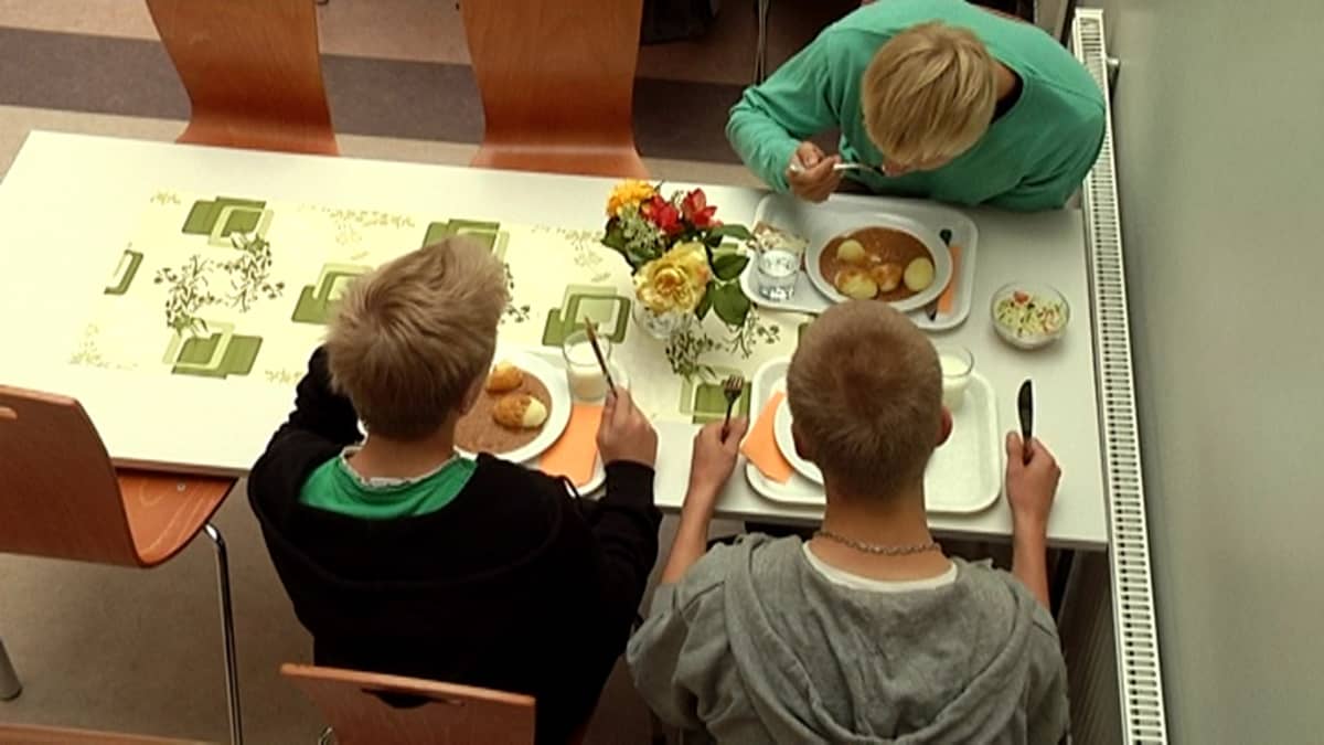 Oppilaita ruokatunnilla Lauritsalan koulussa.