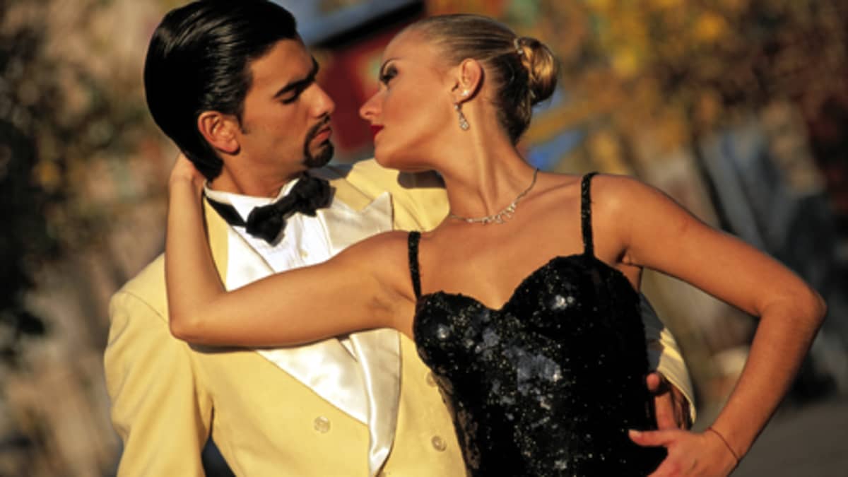 Argentiinalainen mies ja nainen tangon pyörteissä. Molemmat katsovat toisiaan intohimoisesti silmiin.