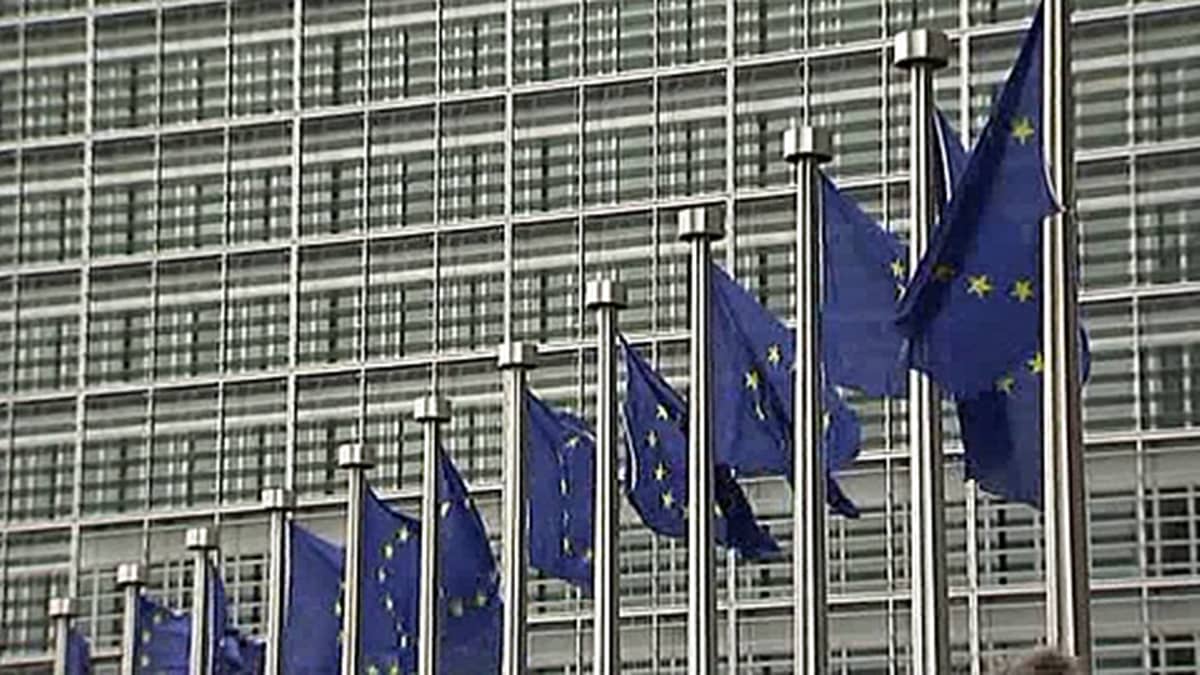 EU:n lippuja salossa Euroopan komission rakennuksen edessä Brysselissä.