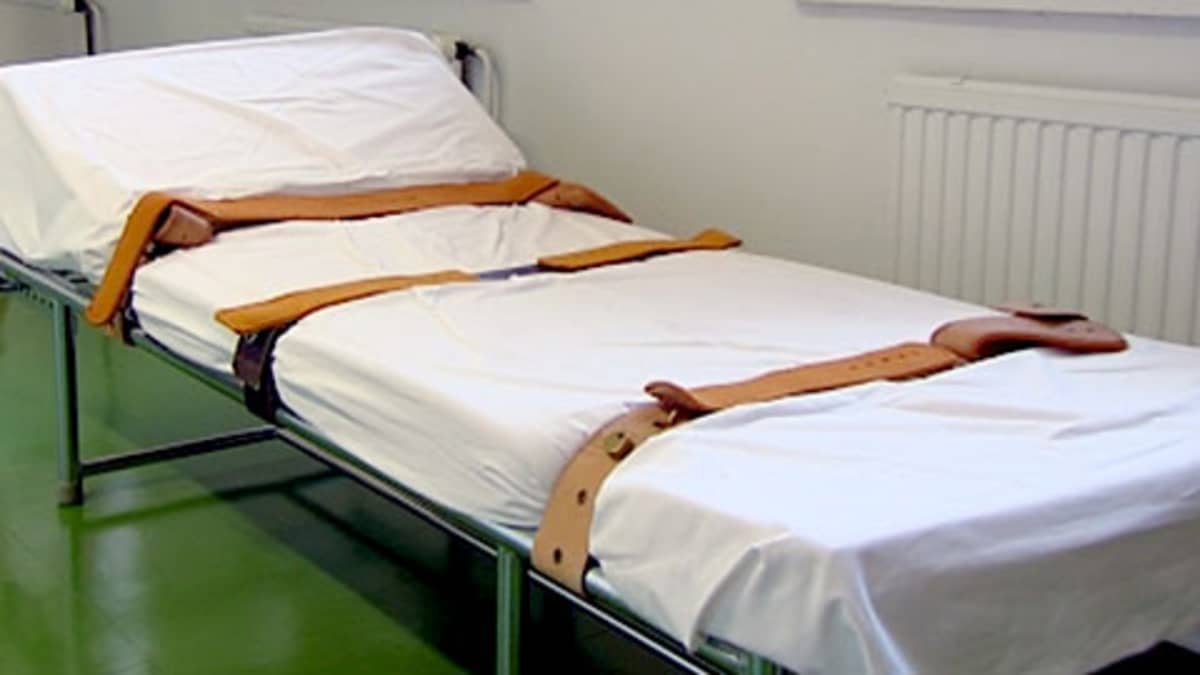 Pakkohoitoon käytettävä sänky jossa lepositeet potilasta varten.