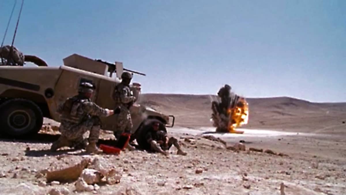 Pomminpurkajat suojautuvat Humveen taakse miinan räjähtäessä
