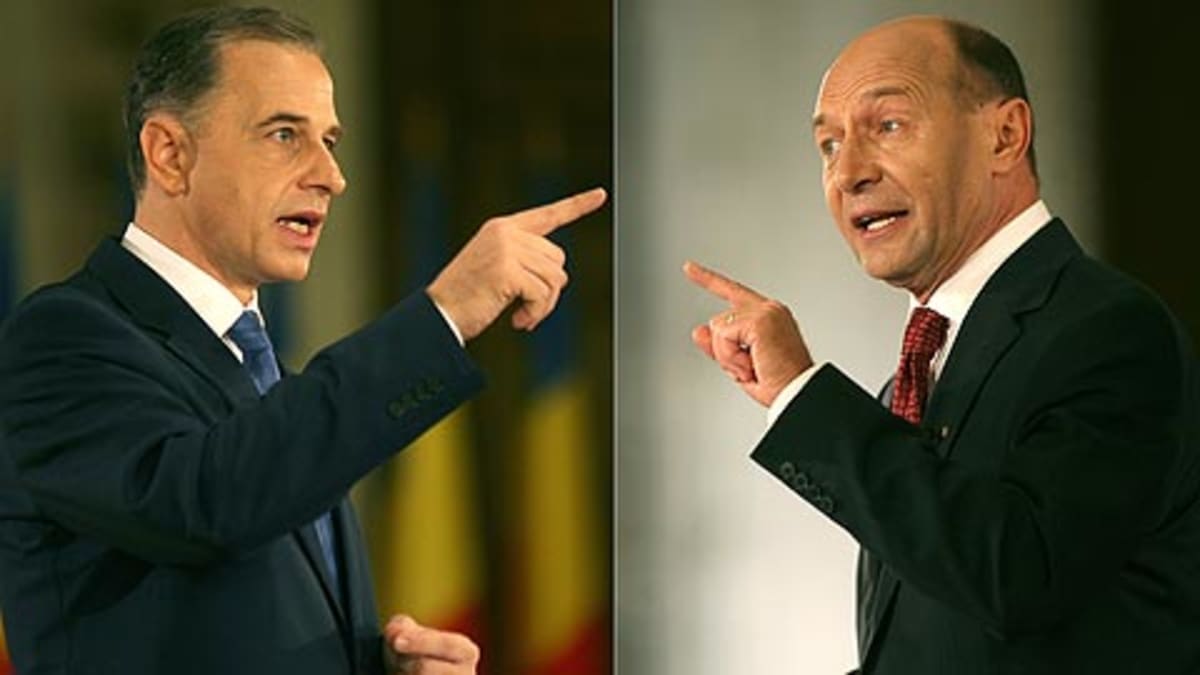 Romanian virassa oleva presidentti Traian Basescu oikealla ja hänen haastajansa Mircea Geoana.