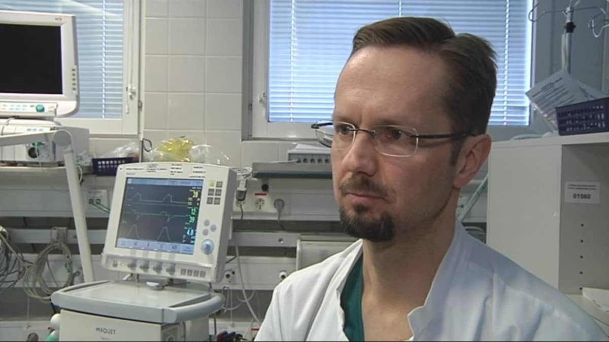 Teho-osaston ylilääkäri Matti Reinikainen.
