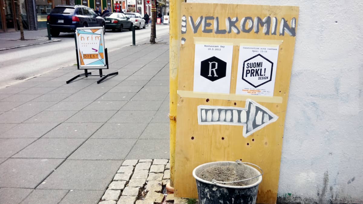 Suomi PRKL! -kaupan tervetuloa ravintolapäivään -kyltti Reykjavikissa.