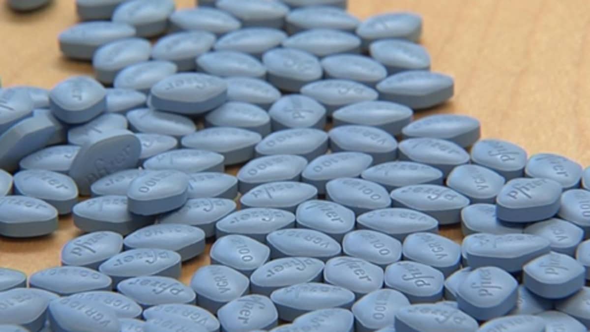 Väärennettyjä Viagra-tabletteja pöydällä.