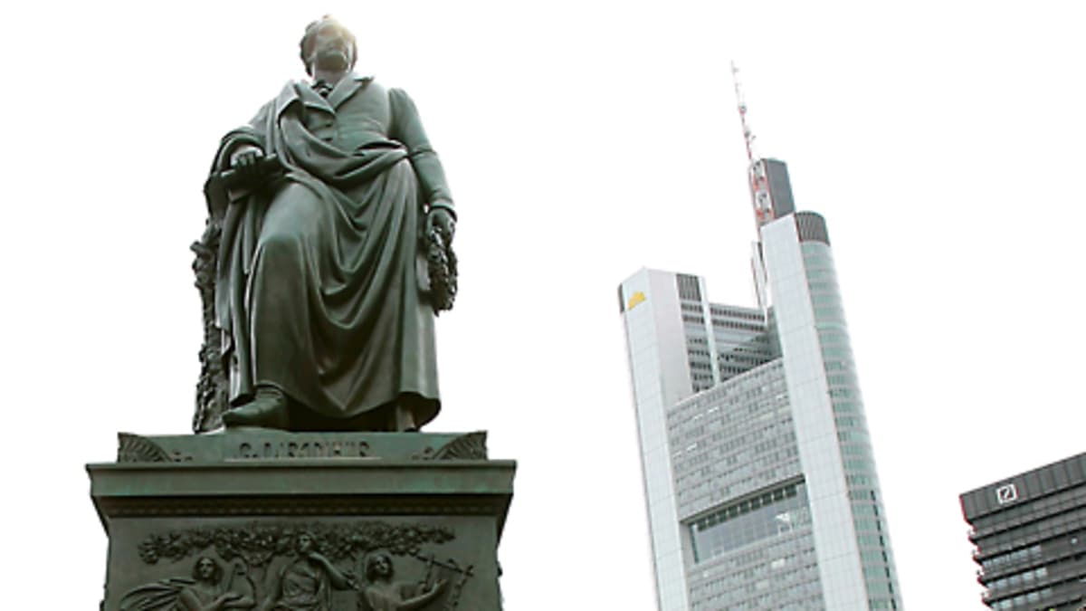 Johann Wolfgang von Goethen patsas on etualalla, takana näkyy kaupungin yksi pilvenpiirtäjistä.