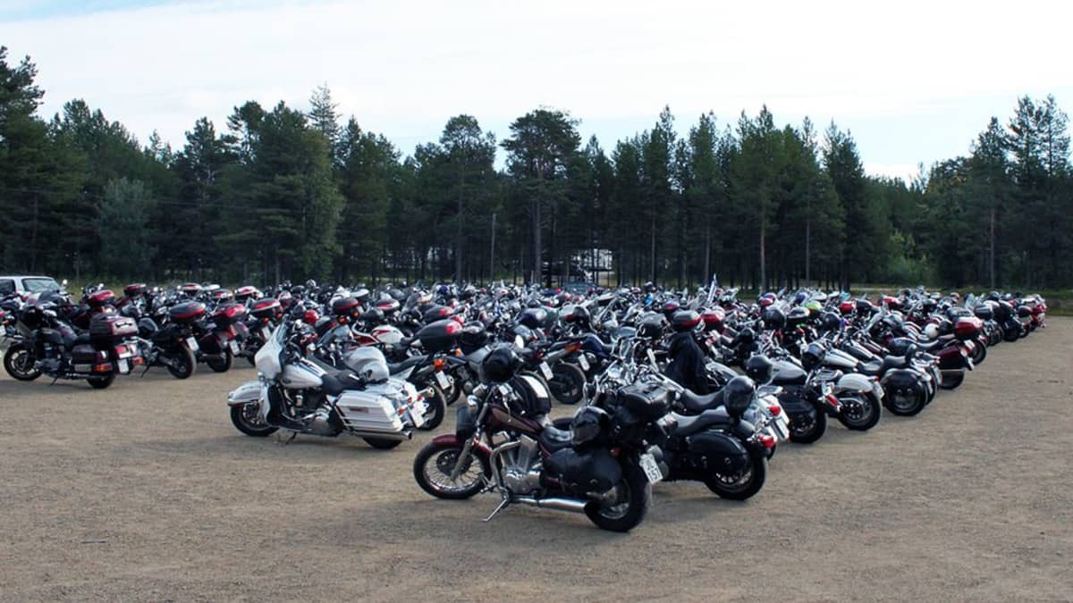 Jänkhällä jytää -moottoripyöräilijät kokoontuivat lauantaina Ijahis idja -saamelaisfestivaaleille Inariin.